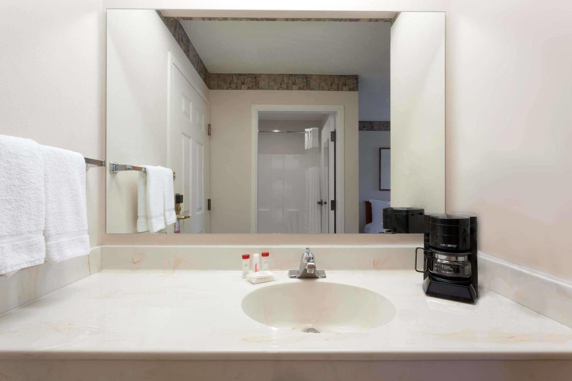 Ramada Limited Airport Hotel Tukwila
